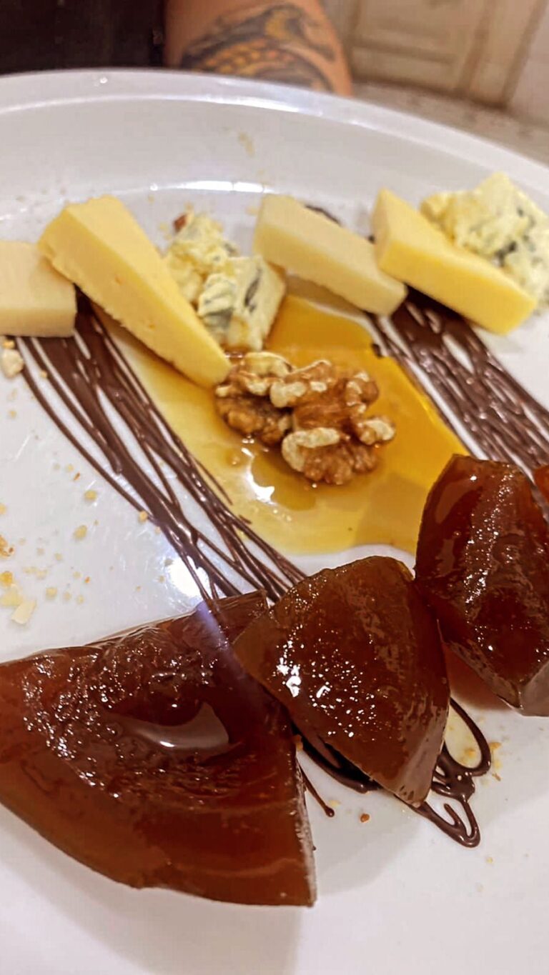 quesoso y frutas regionales