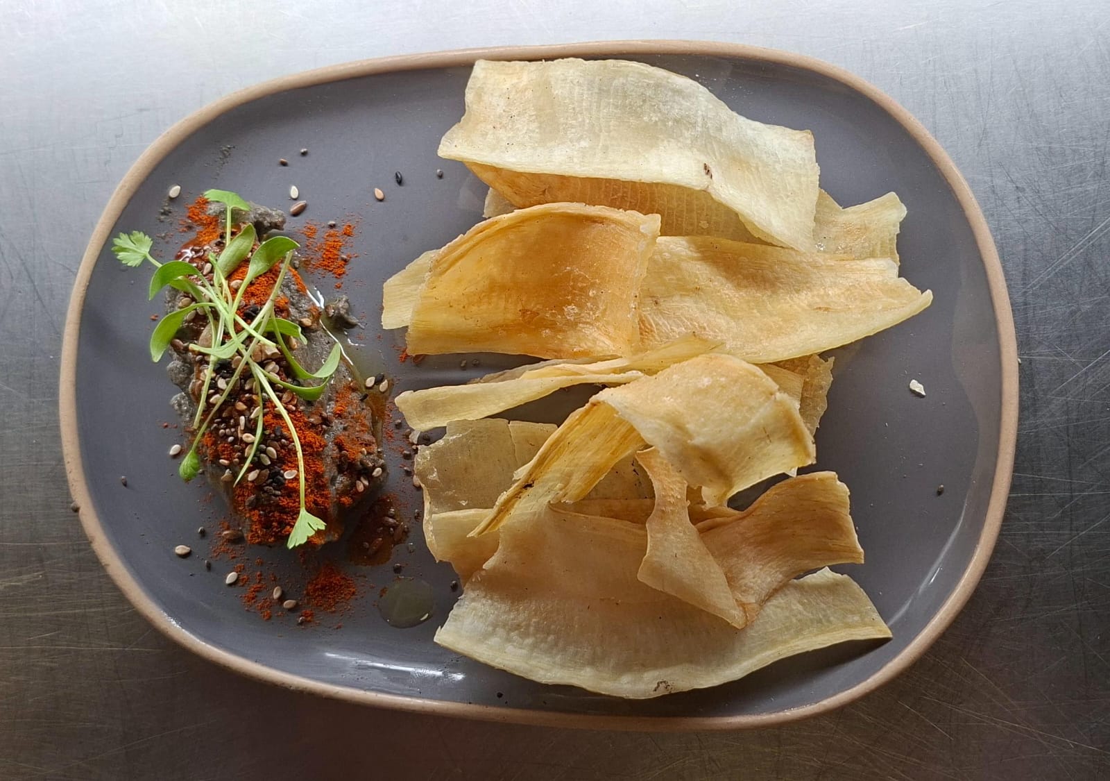 Chips de mandioca con babaganush