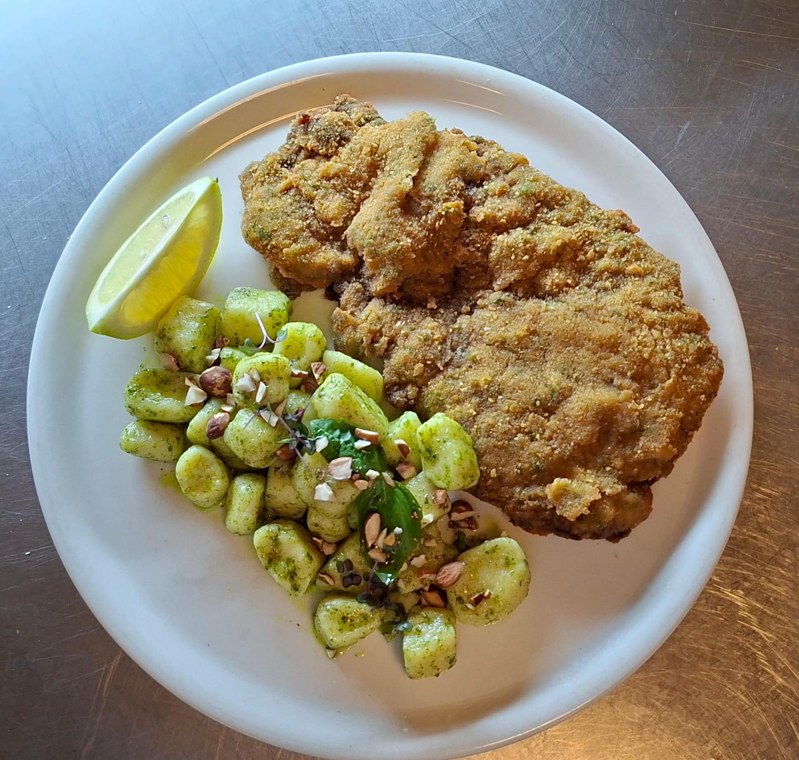 Milanesa con ñoquis al pesto